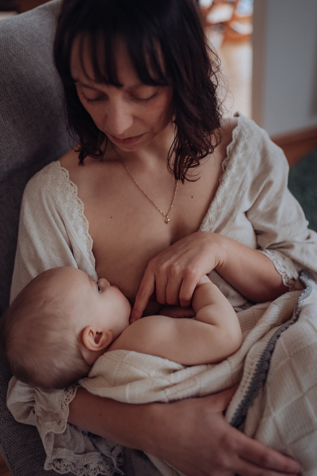 Innige Stillaufnahmen einer Mama, die ihre liebevolle Motherhood Reise festhält.