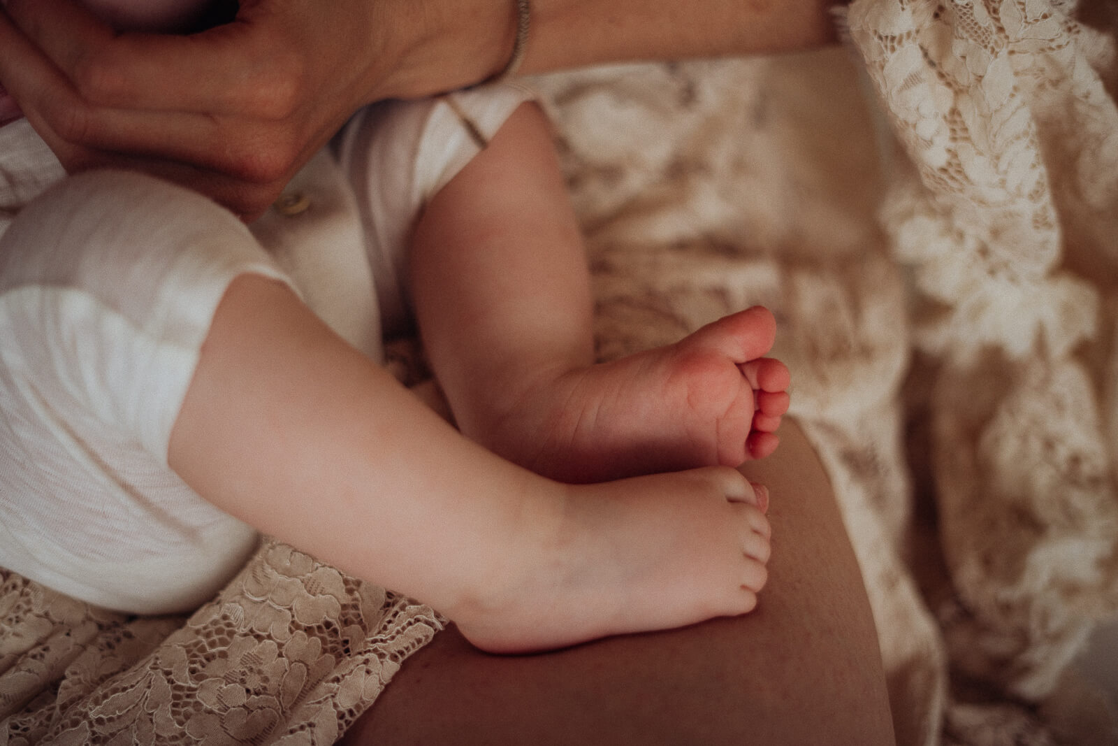 Detailbild von Babyfüßen mit winzig kleinen Zehen.